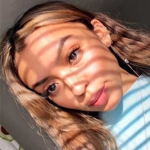 Meet your Posher, Valeria